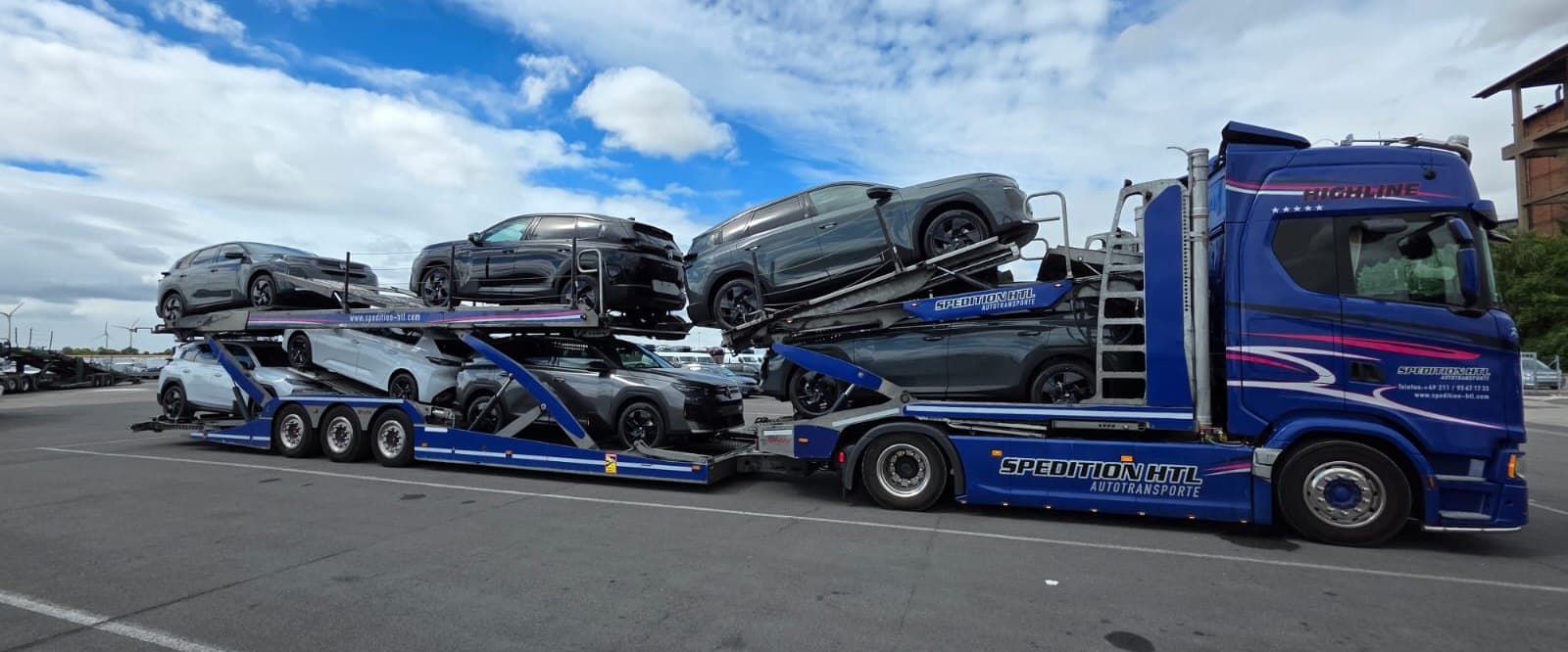Autotransporter von Spedition HTL mit Pkw beladen — Standardtransport als Komplettladung
