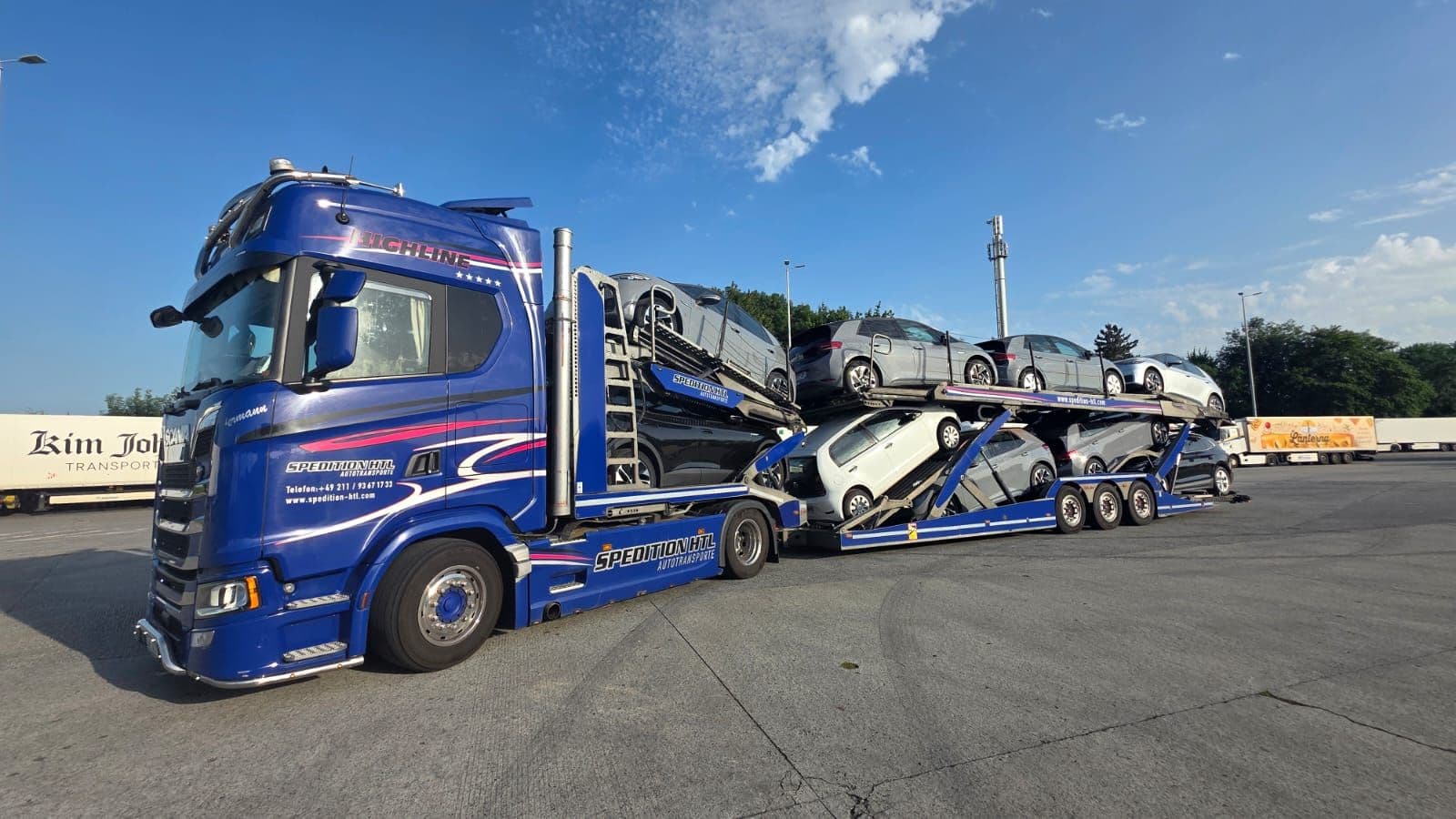 Verladung eines Fahrzeugs auf einen Autotransporter von Spedition HTL