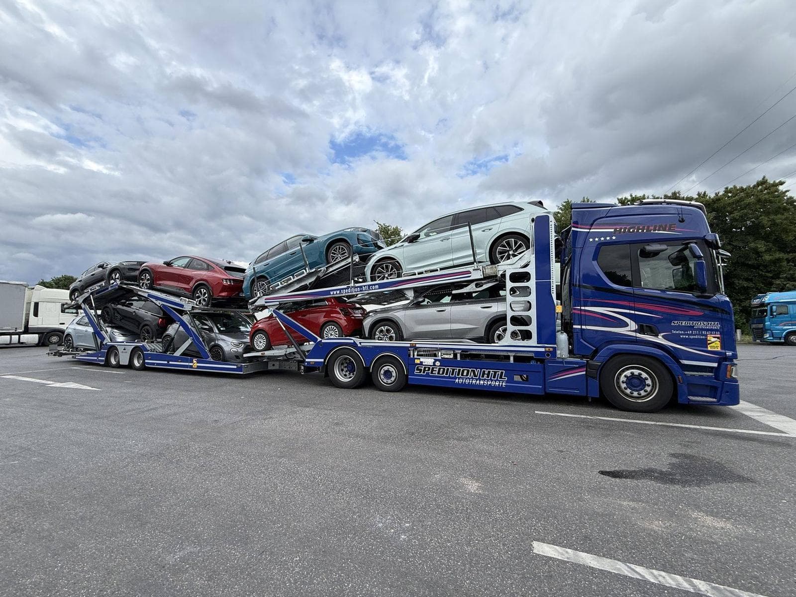 Autotransporter von Spedition HTL mit Neufahrzeugen für ein Autohaus