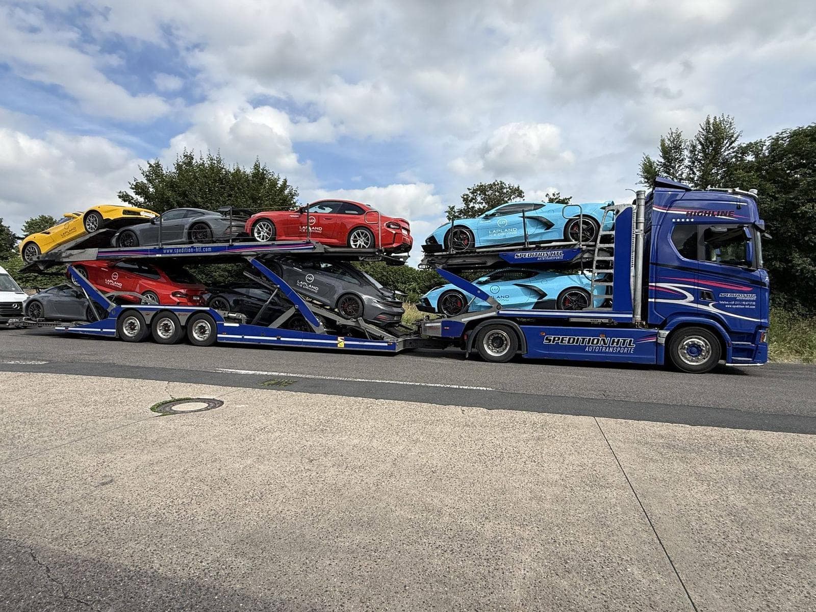 Autotransporter von Spedition HTL mit ersteigerten Fahrzeugen