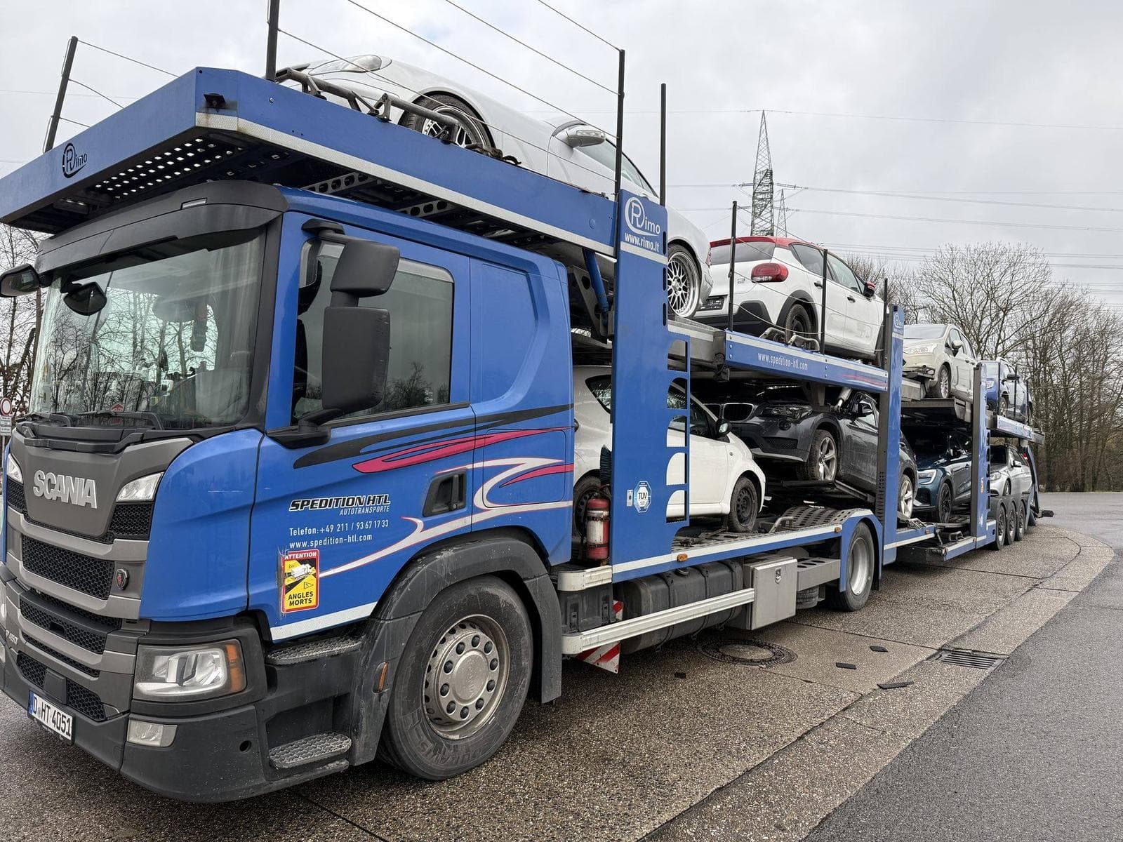 Autotransporter von Spedition HTL mit Firmenflottenfahrzeugen