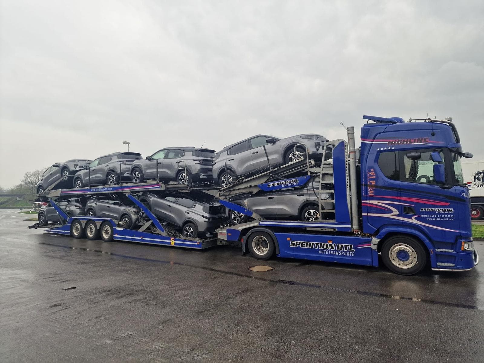 Autotransporter von Spedition HTL mit einer Leasingflotte beladen