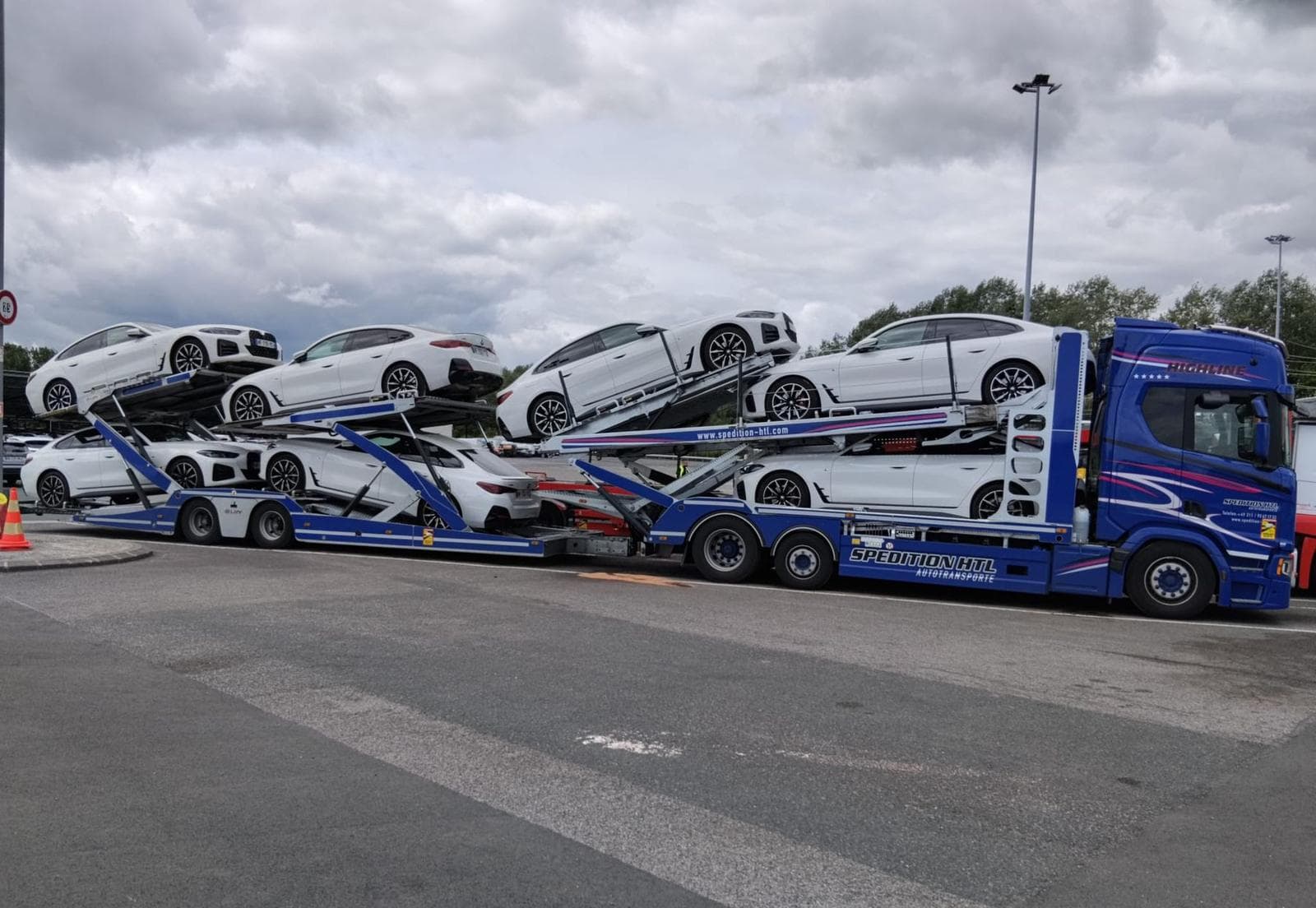 Autotransporter von Spedition HTL mit einer Mietwagenflotte beladen