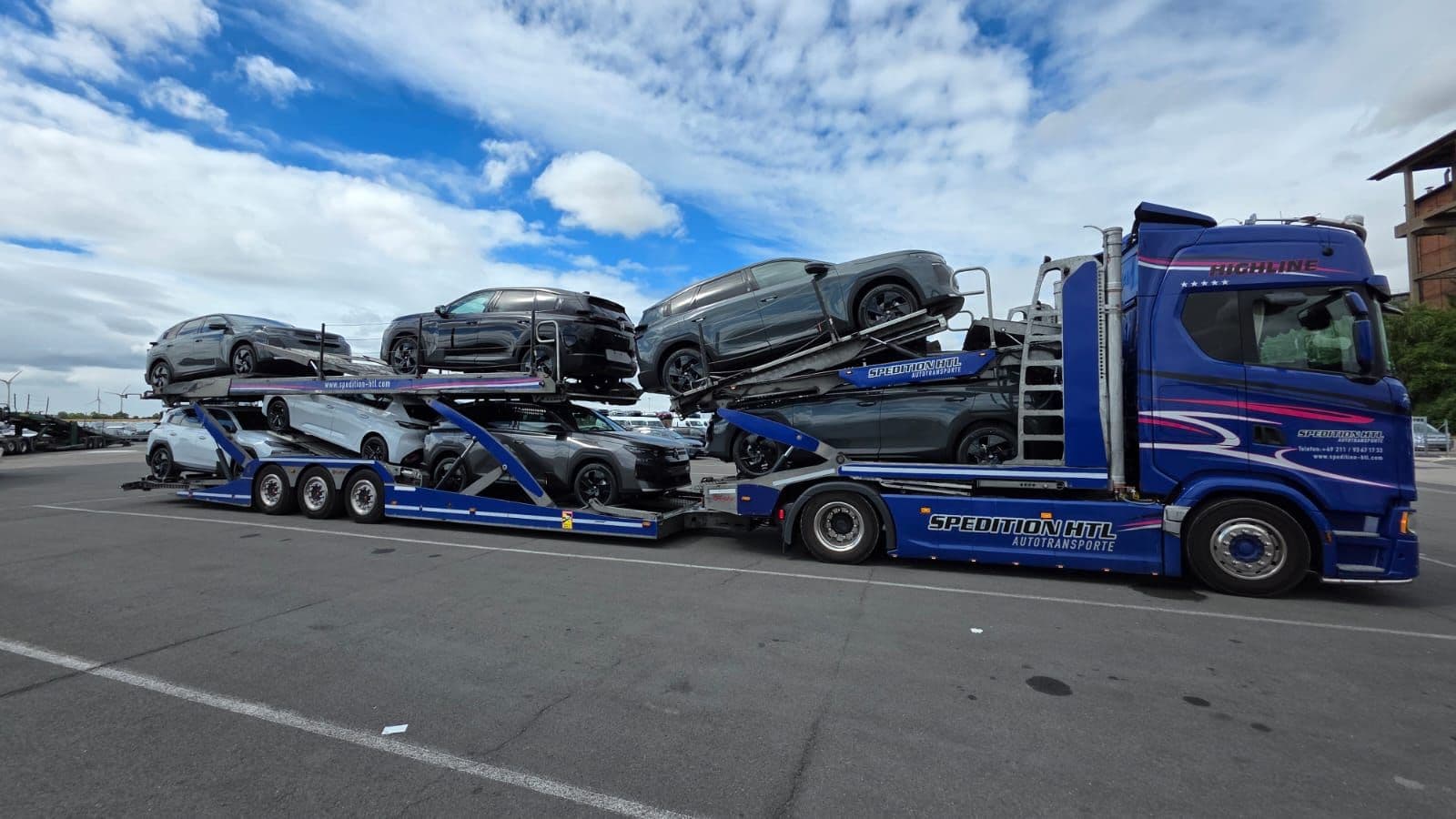 Autotransporter von Spedition HTL mit europaweit importierten Fahrzeugen