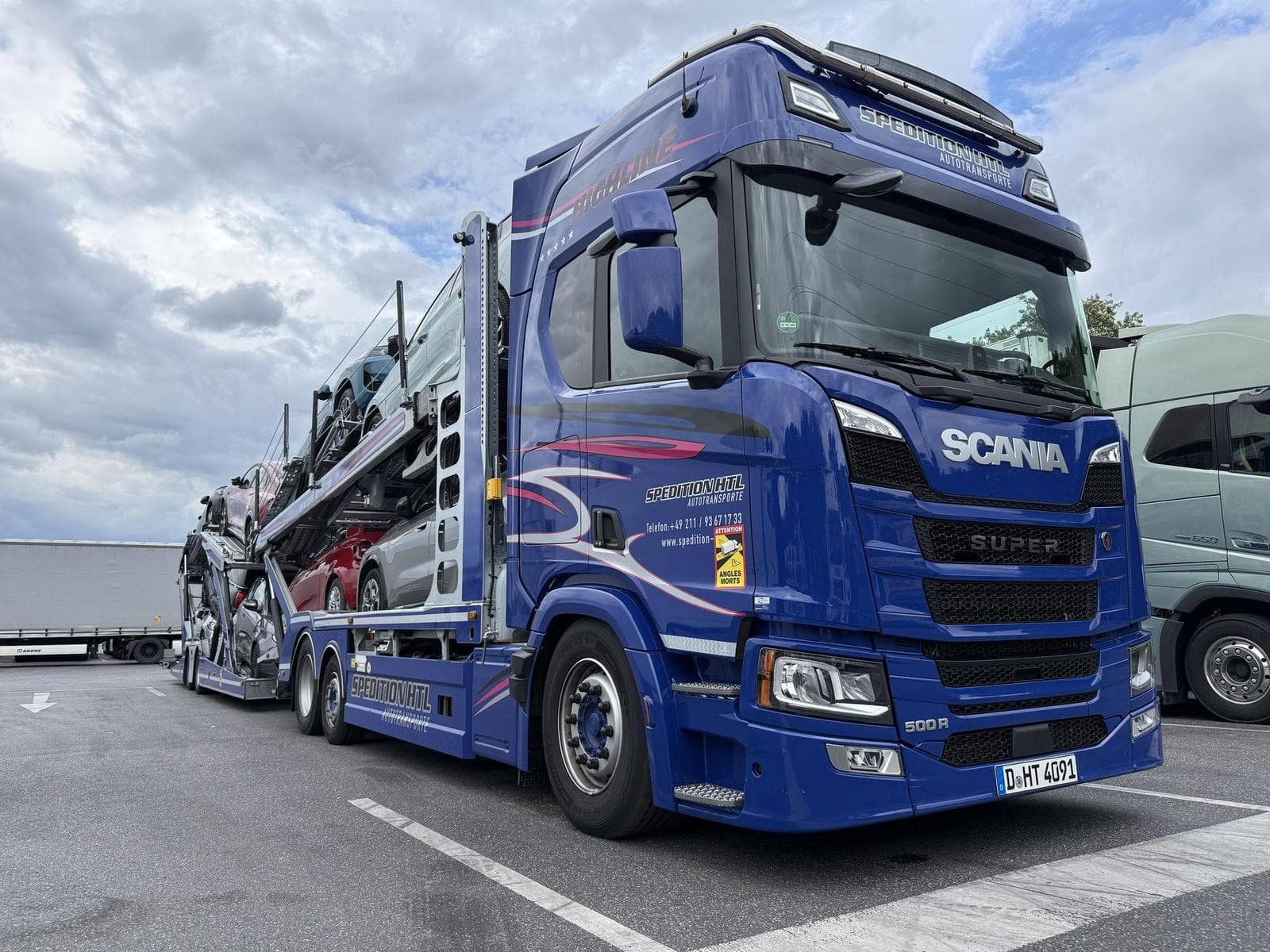 Scania-Zugmaschine und Autotransporter von Spedition HTL mit Gebrauchtwagen