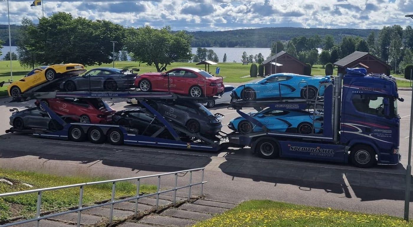 Autotransporter von Spedition HTL mit Supersportwagen beladen — Luxusfahrzeugtransport